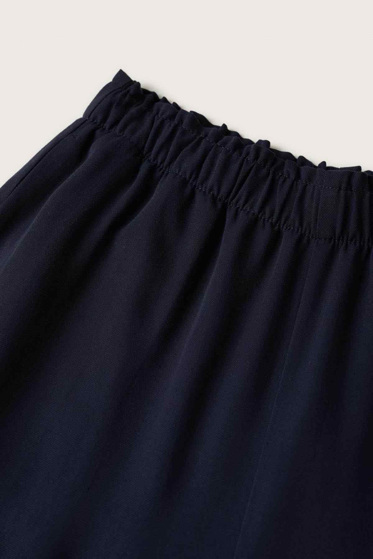 Navy elastic waistband with gathered top, fabric close-up