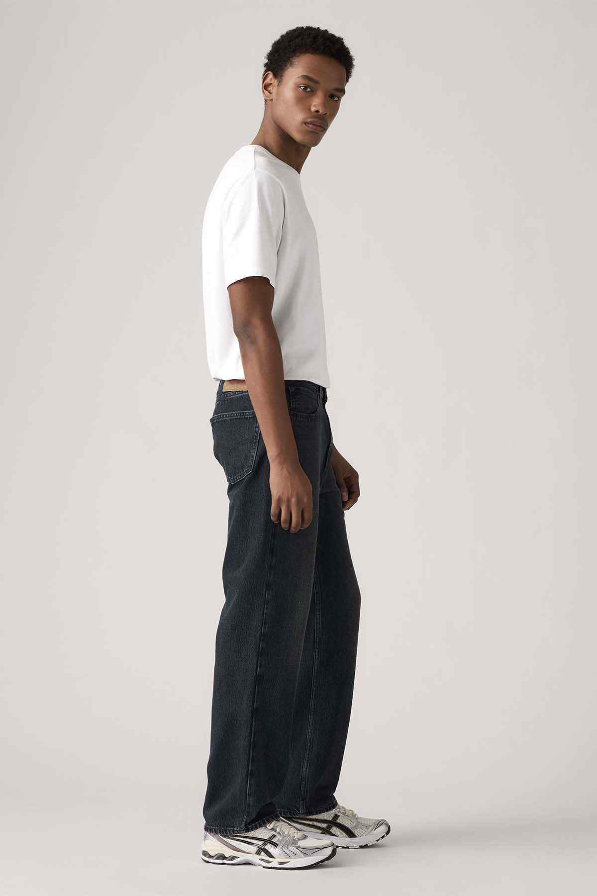 Dark denim jeans, straight leg with side seam details and five-pocket design