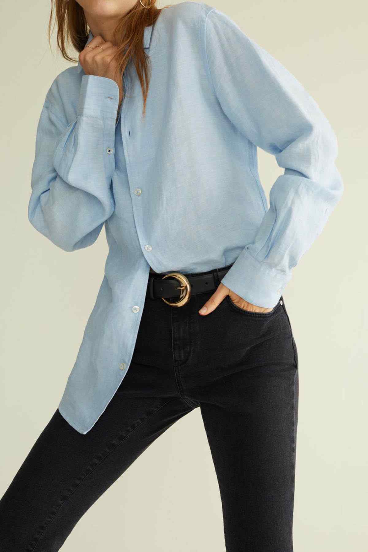 Black denim jeans, high-rise waistband detail and belt loops with straight cropped legs