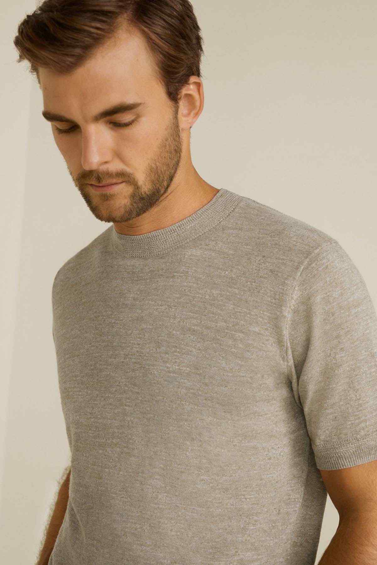 Men's heather medium brown crewneck T-shirt, short sleeves, neckline close-up