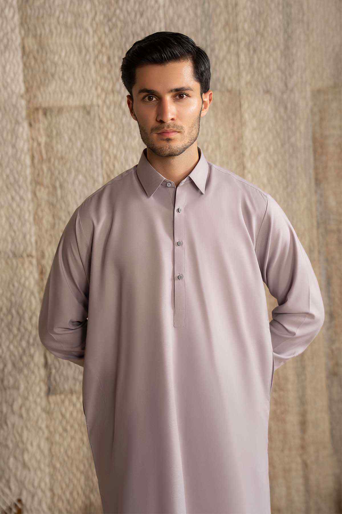 Men's light lavender thobe with buttoned stand collar and full-length sleeves