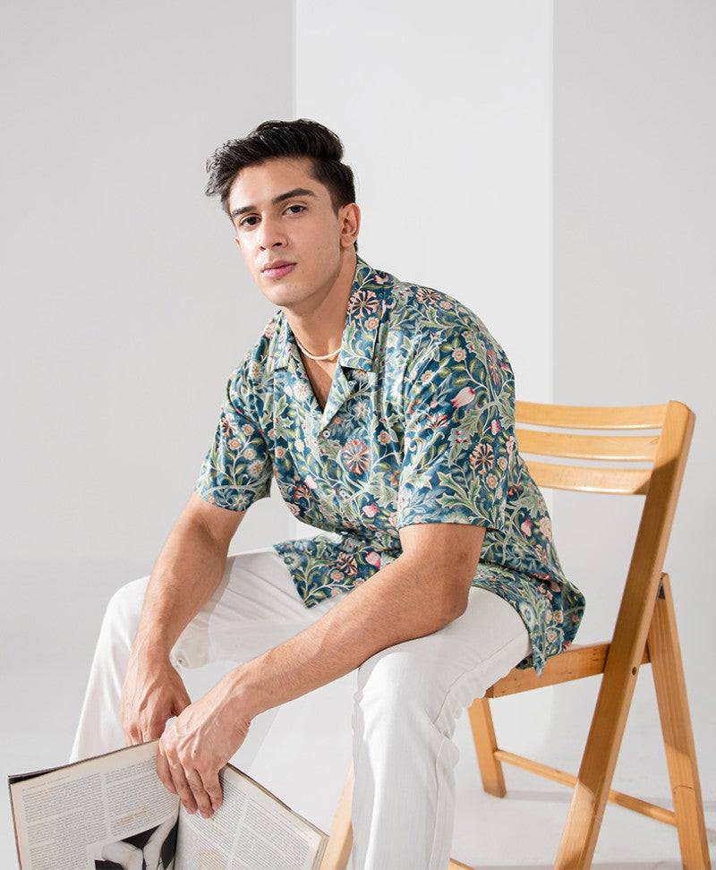 Fitted floral short-sleeve shirt with button-front and teal multicolor leafy print