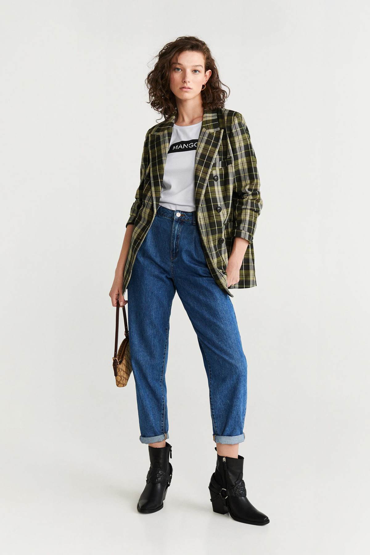 White crew-neck T-shirt with MANGO logo print under green plaid shirt