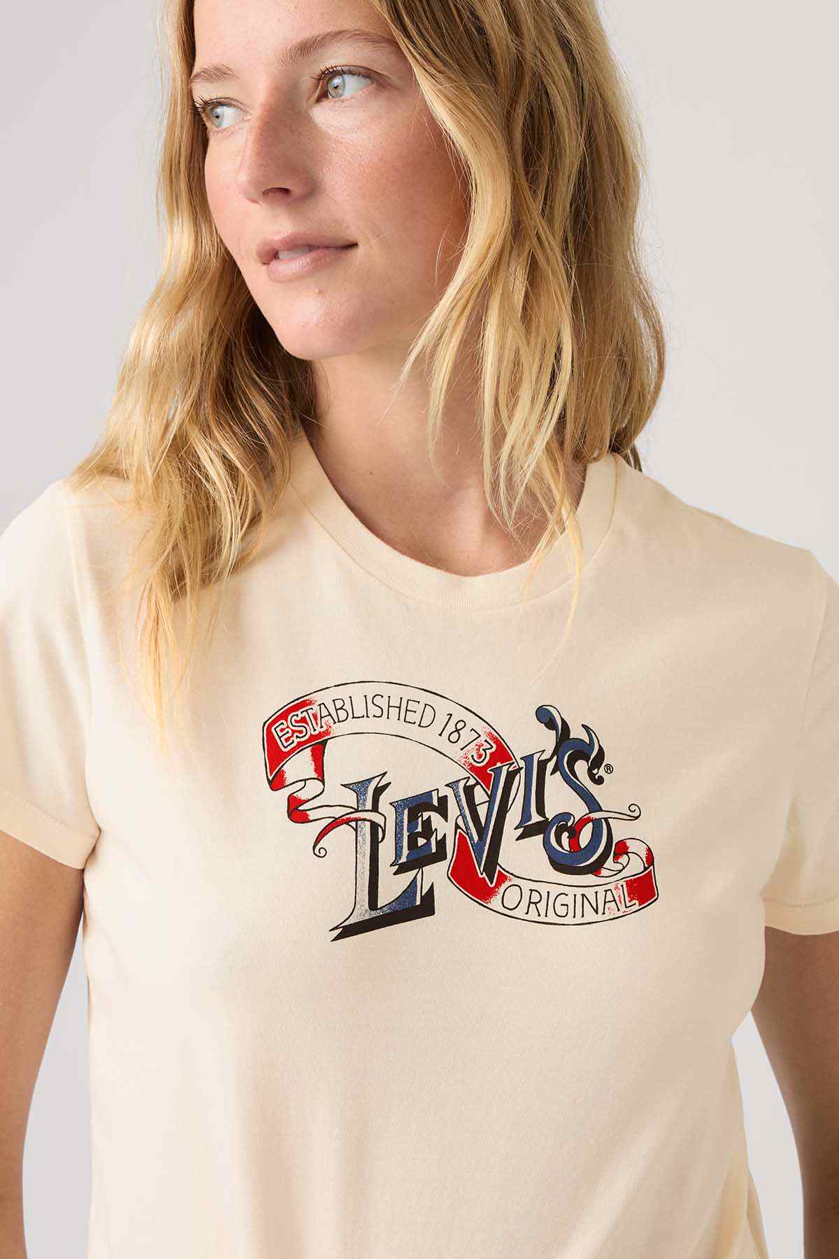 Women's cream graphic T-shirt close-up of Levi's Original logo print