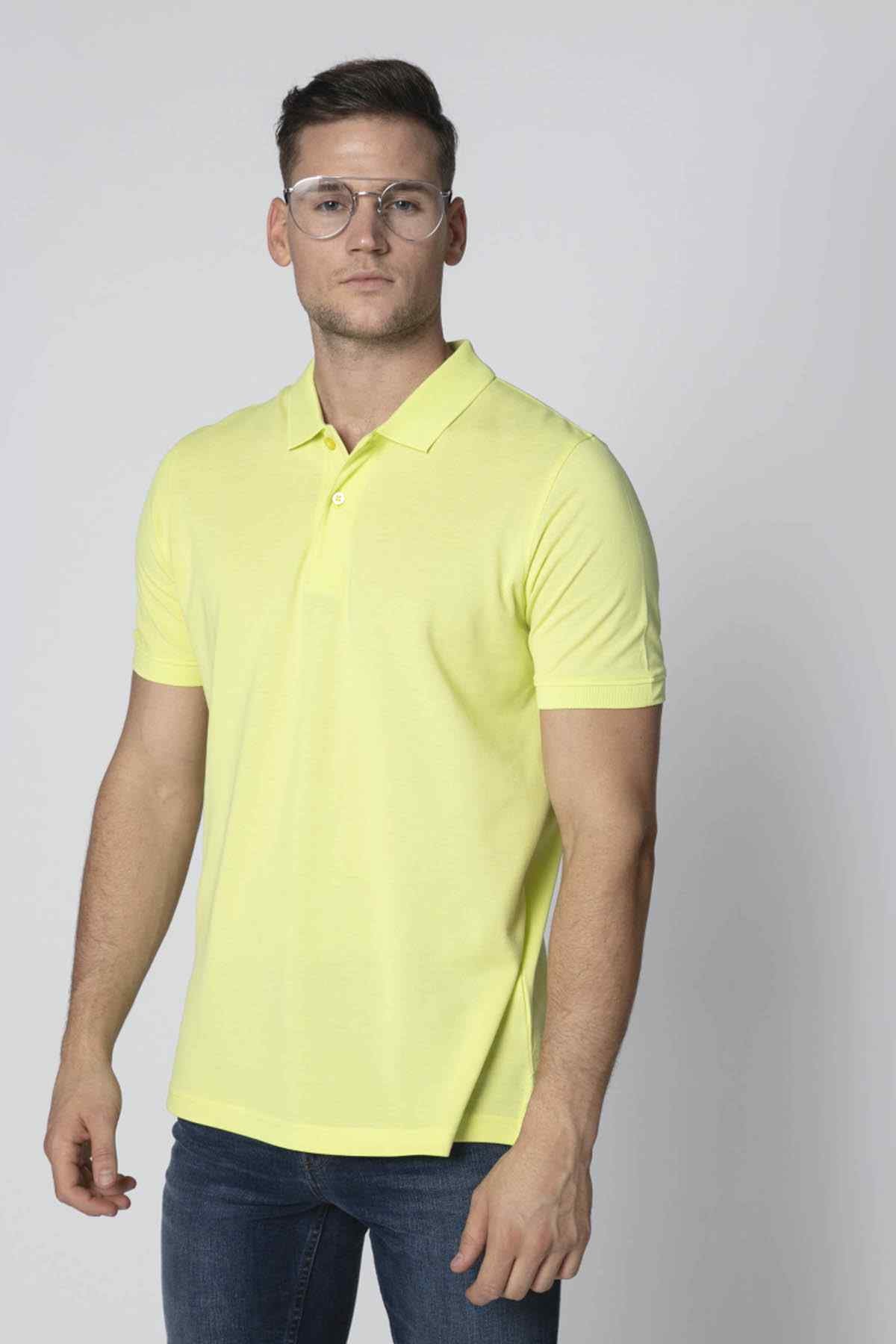 Green polo shirt with collar and short sleeves