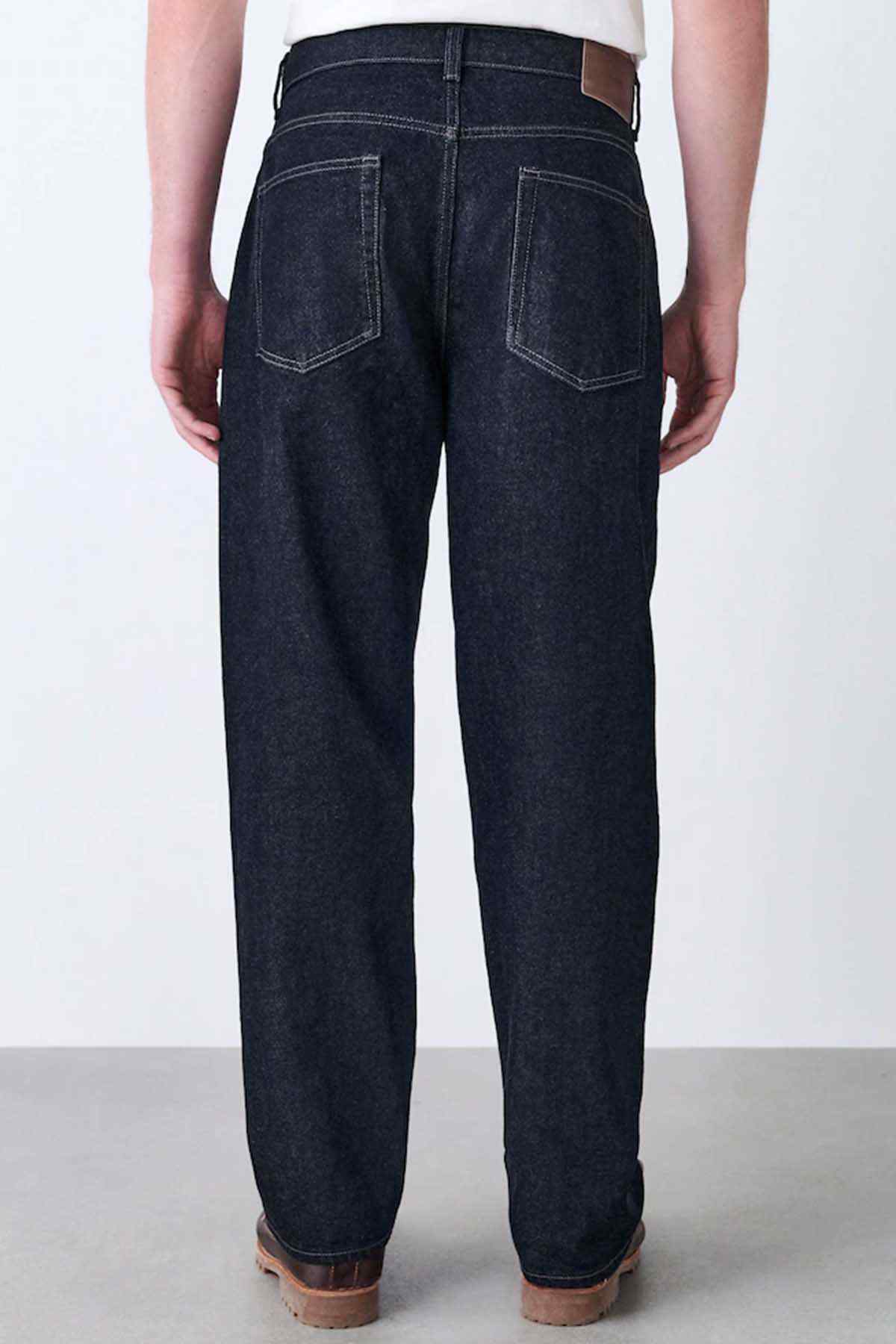 Dark blue denim jeans with two rear pockets and straight-leg fit