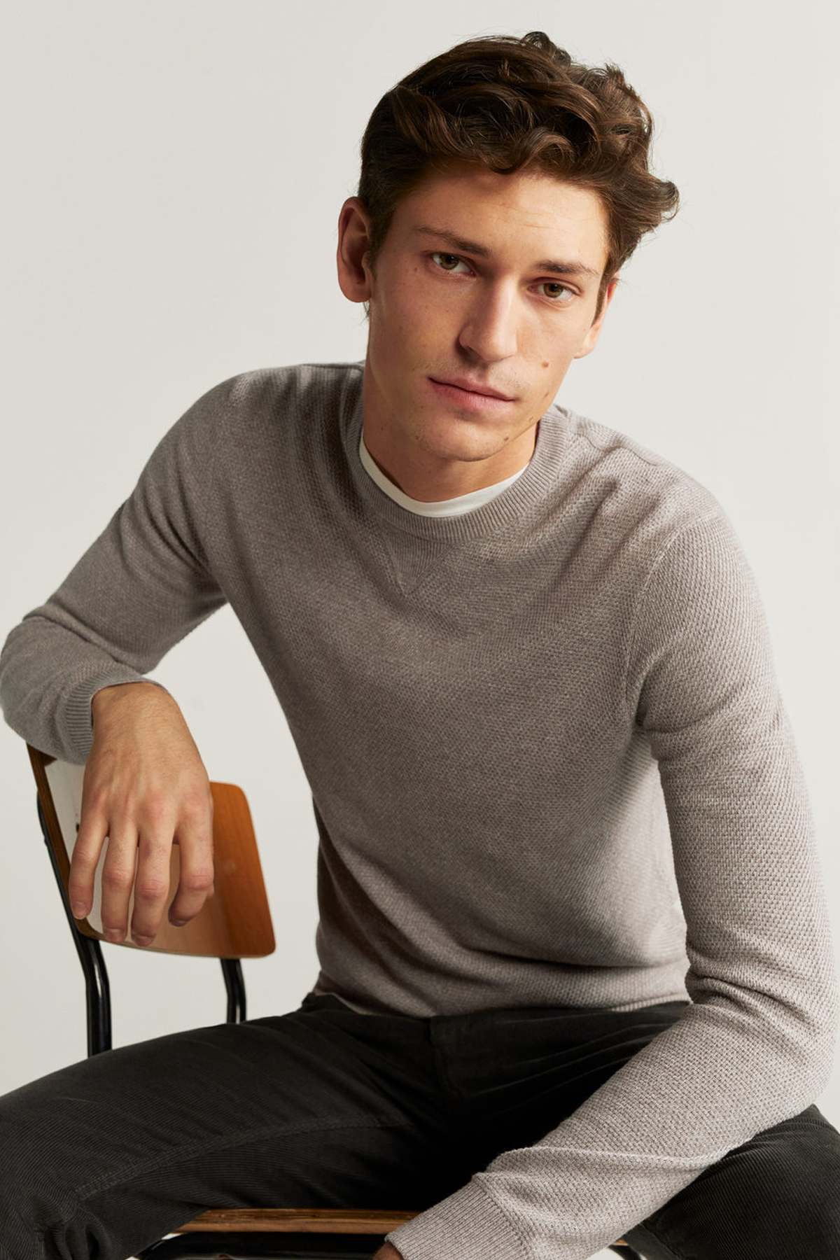 Men's knit sweater, light gray crew neck, ribbed cuffs and hem