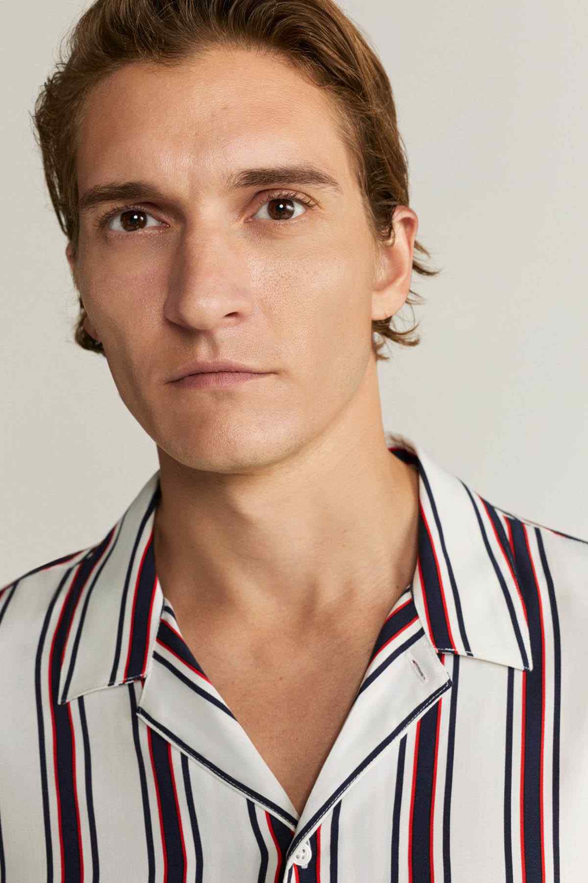 Striped short-sleeve button-up shirt neckline with pointed collar, white base, red/blue stripes