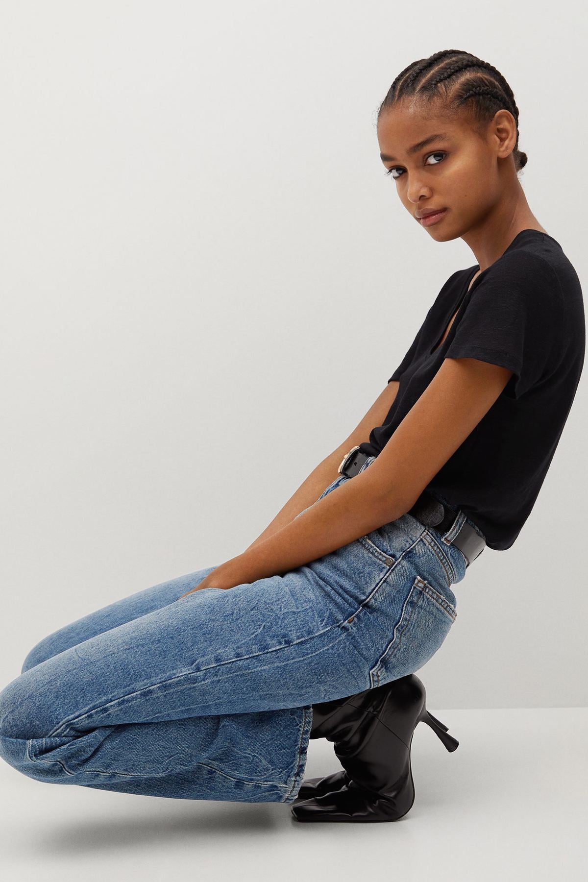 Black V-neck short-sleeve T-shirt, seated side view