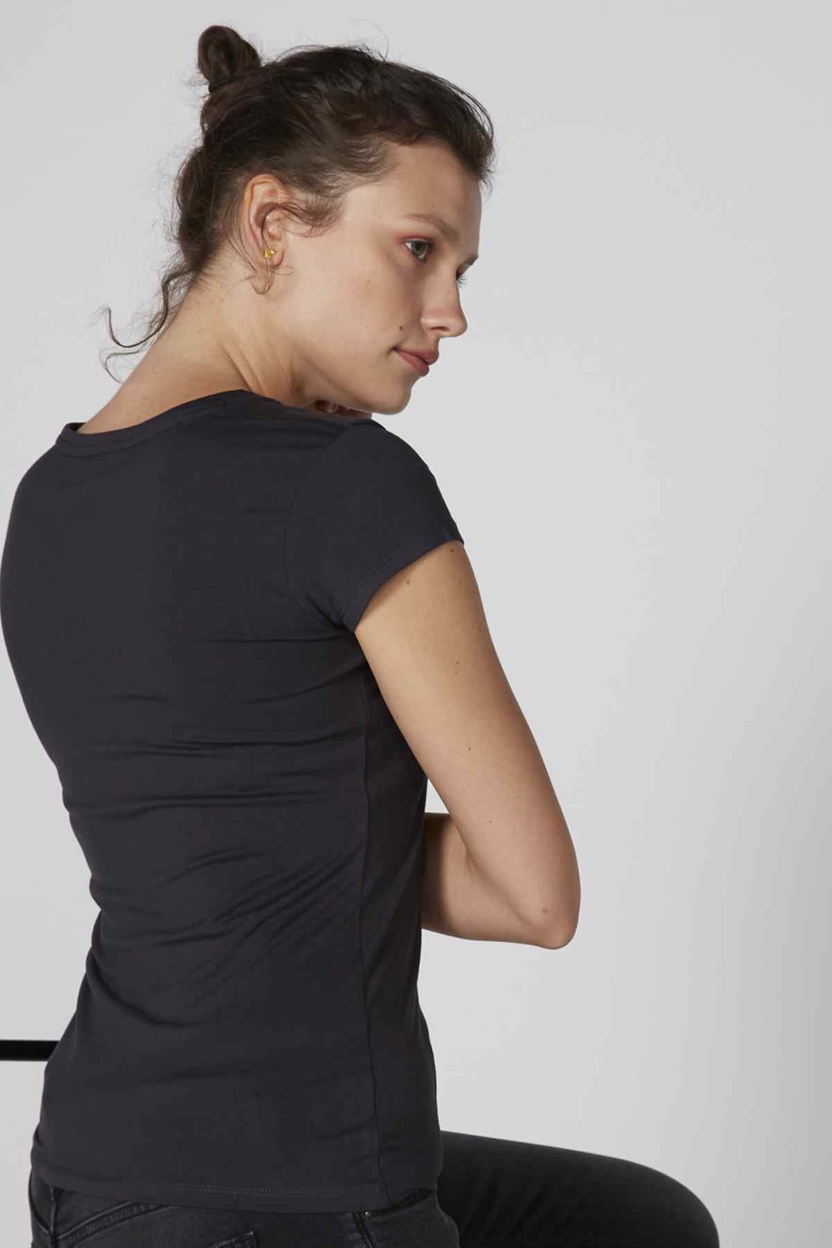 Black short-sleeve T-shirt with plain back and simple crew neckline