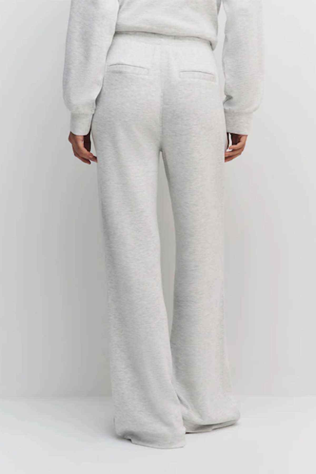 Grey wide-leg jogger trousers with elastic waistband and side seam stitching