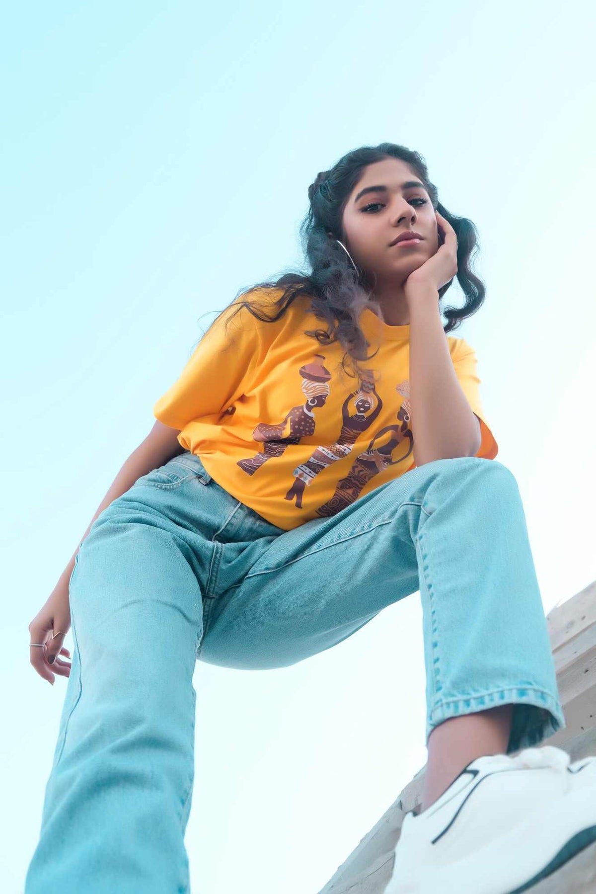 Yellow graphic T-shirt with short sleeves and crew neck, with light blue jeans