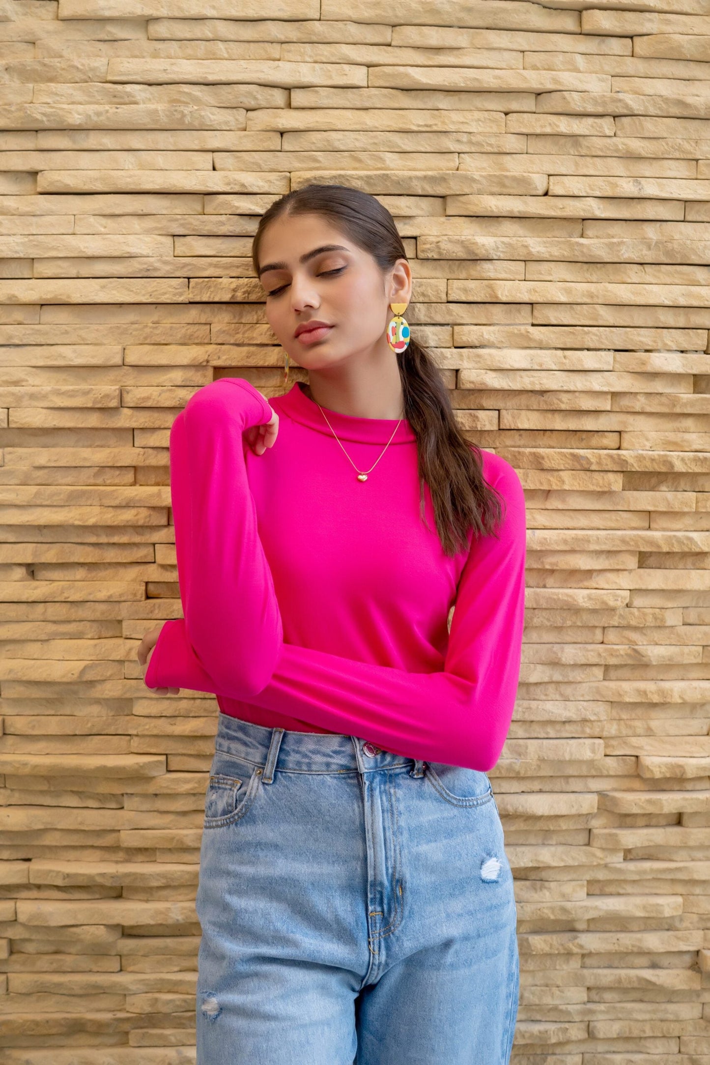 Fuchsia long-sleeve crew-neck top with fitted sleeves and round neckline