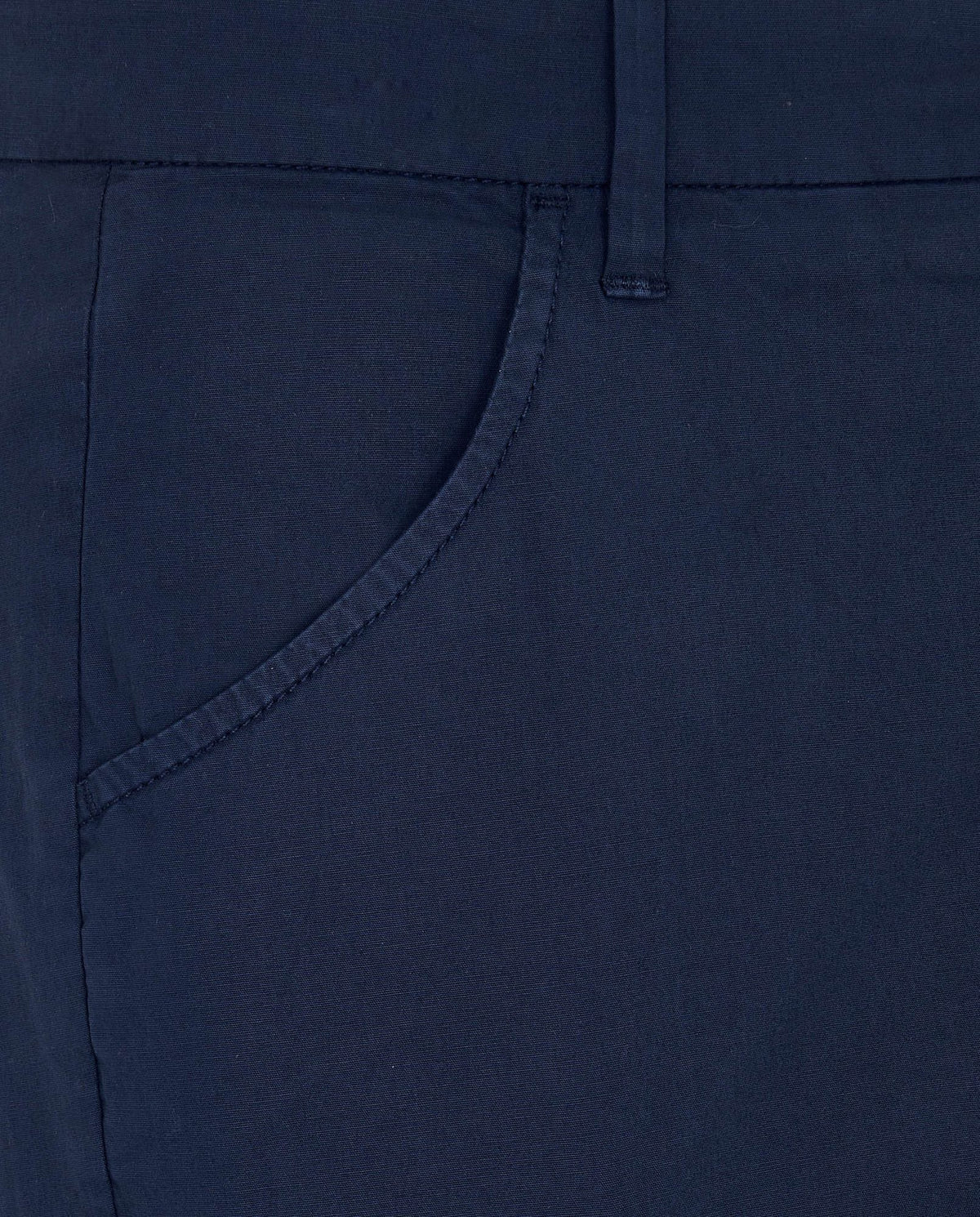 Dark blue pants side pocket with curved seam and clean stitching