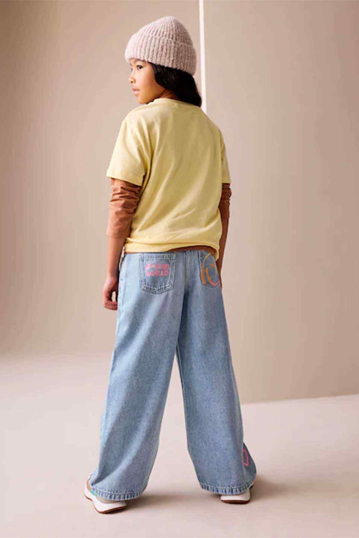 Light blue denim jeans with wide legs and back graphic print