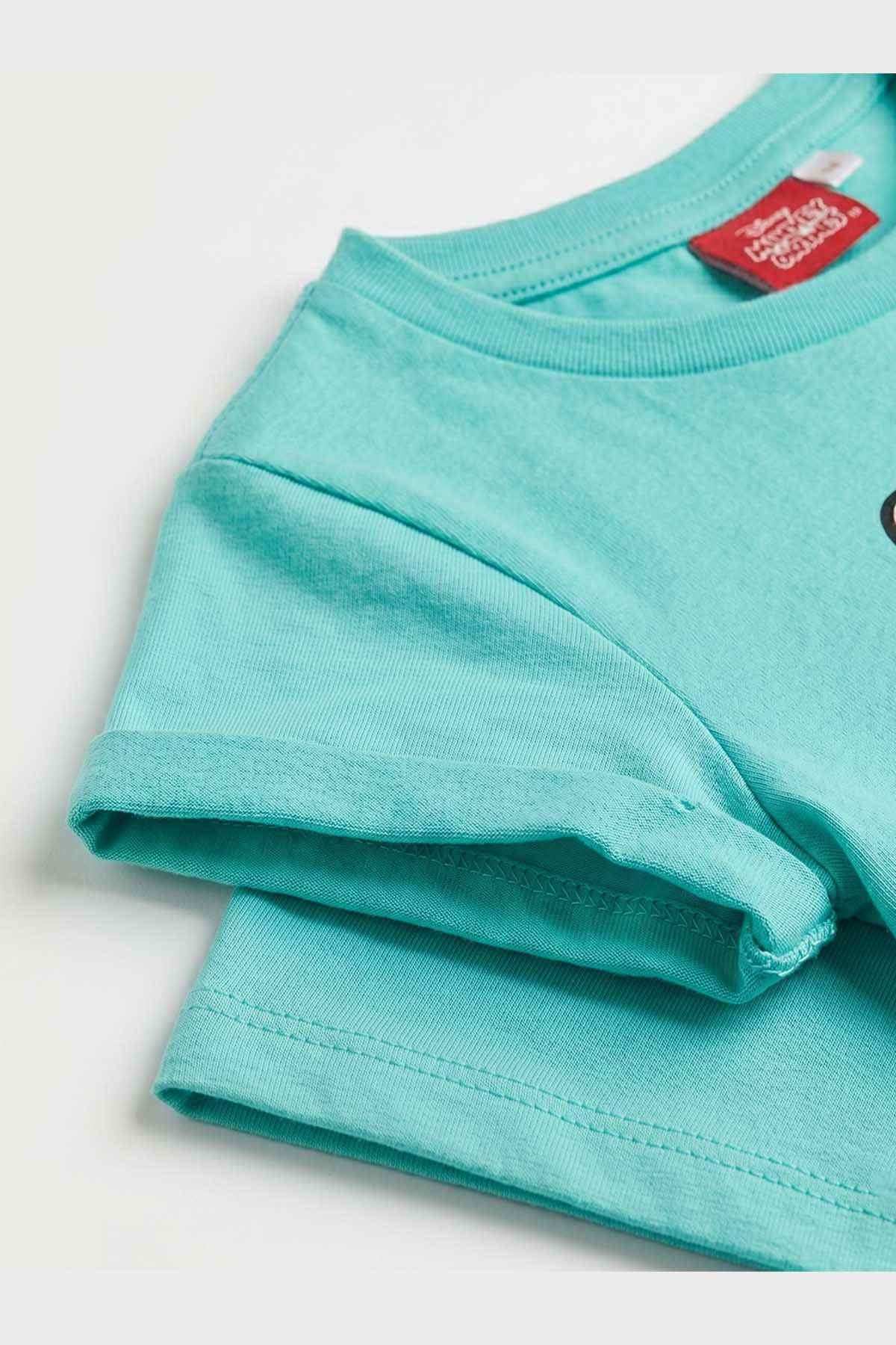 Turquoise T-shirt sleeve and crew neck detail with red brand label