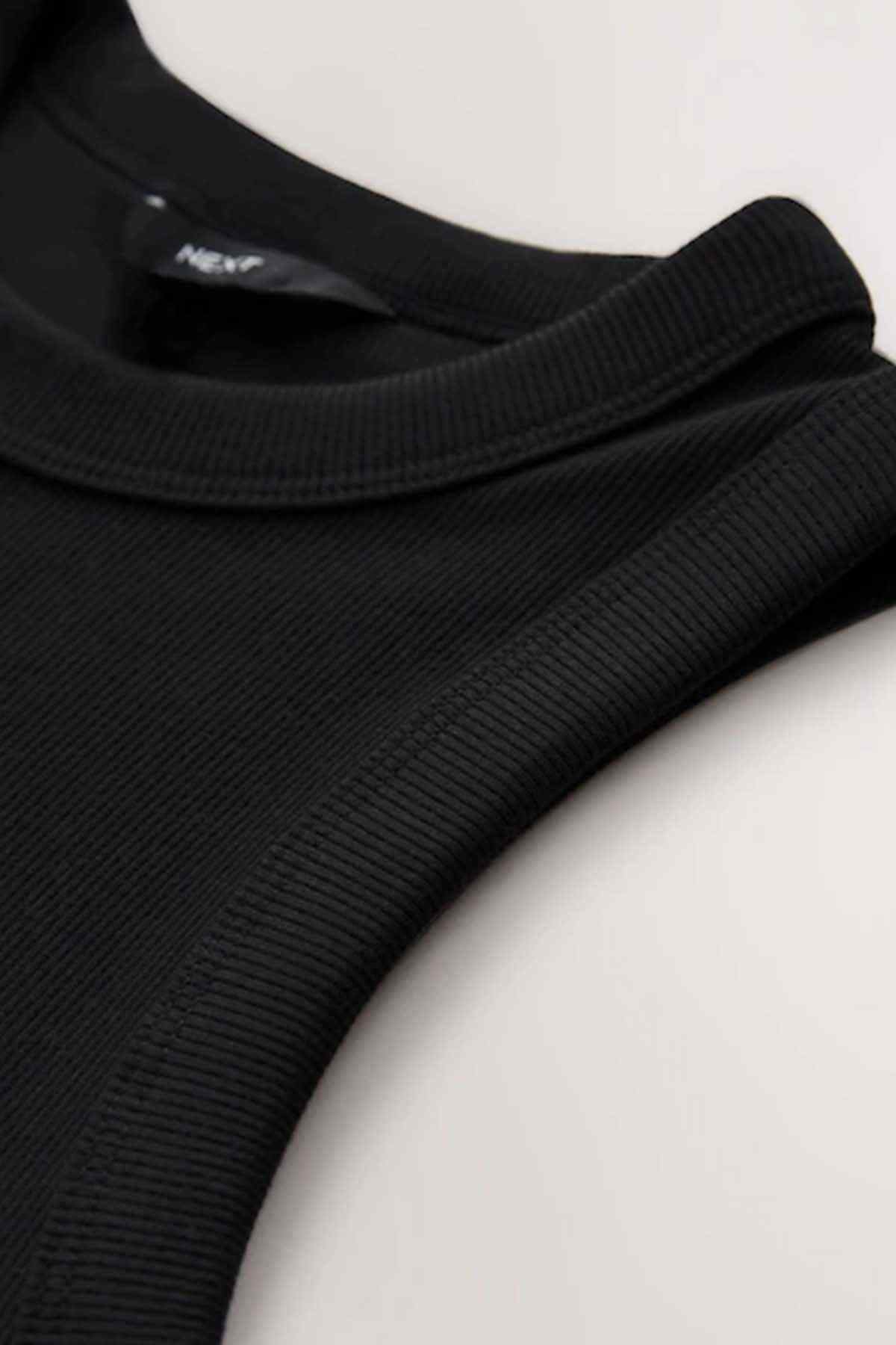 Black crew-neck ribbed knit collar detail