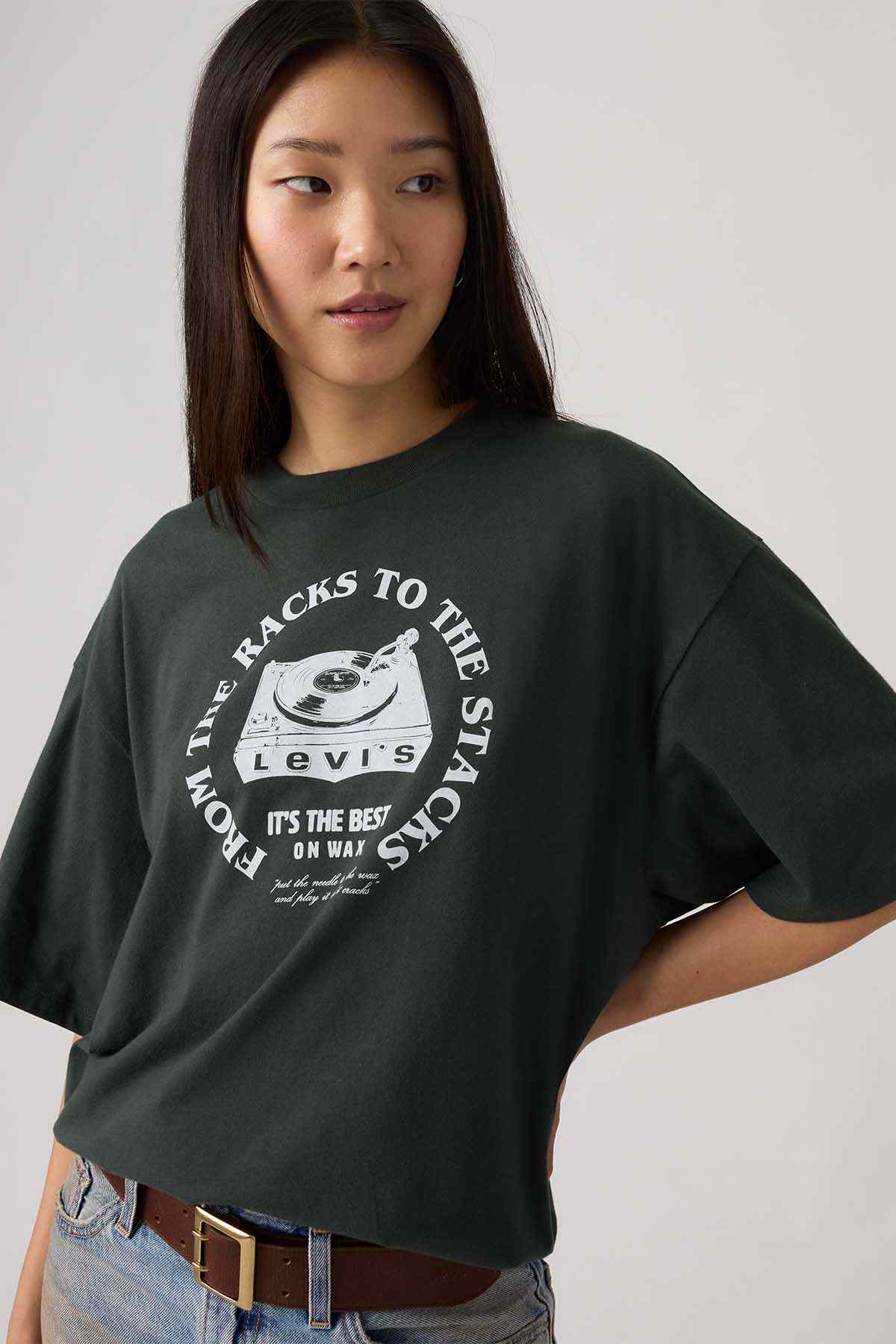 Dark green Levi's graphic T-shirt close-up, crew neck, short sleeves