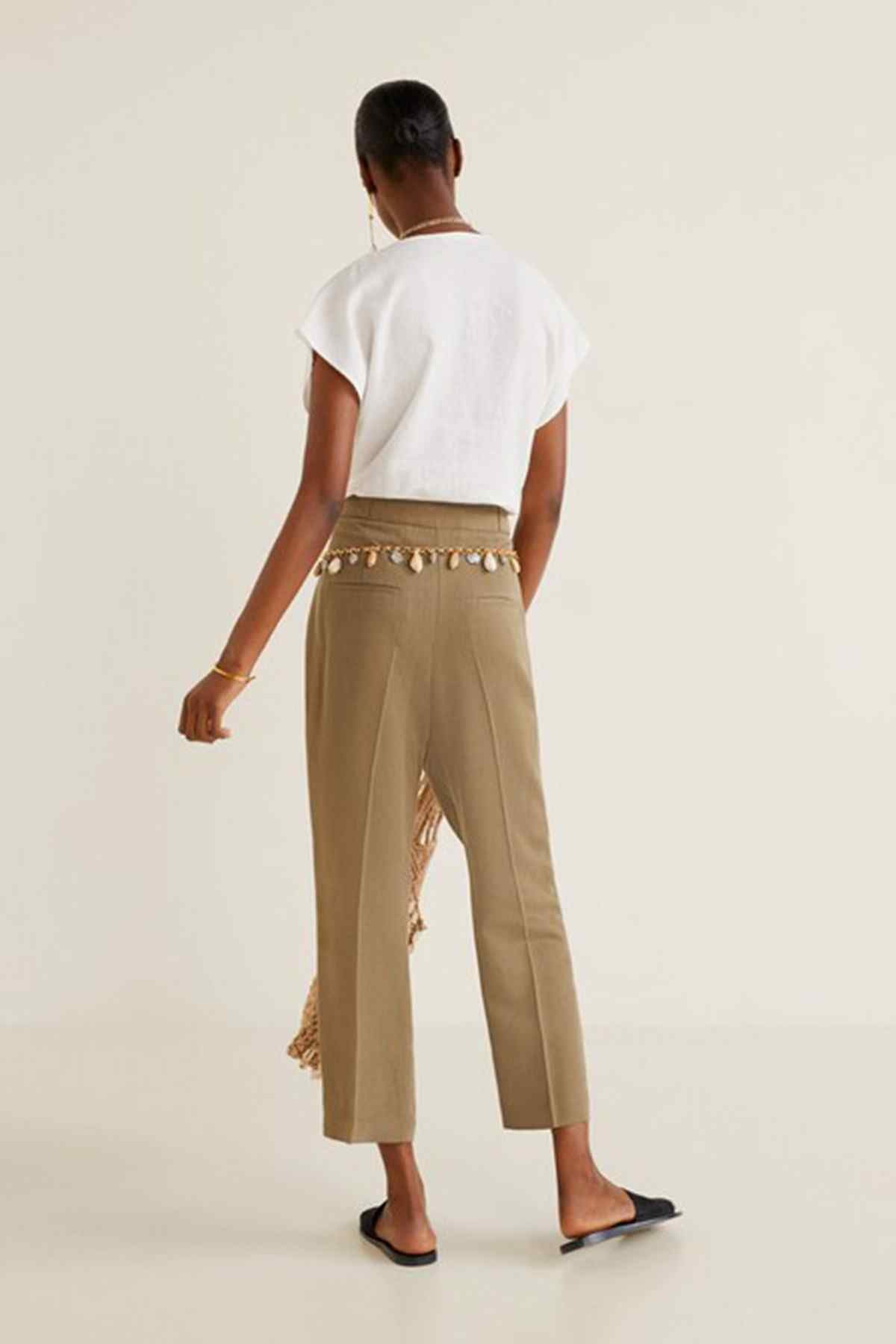 Off-white short-sleeve blouse, simple back, loose drape