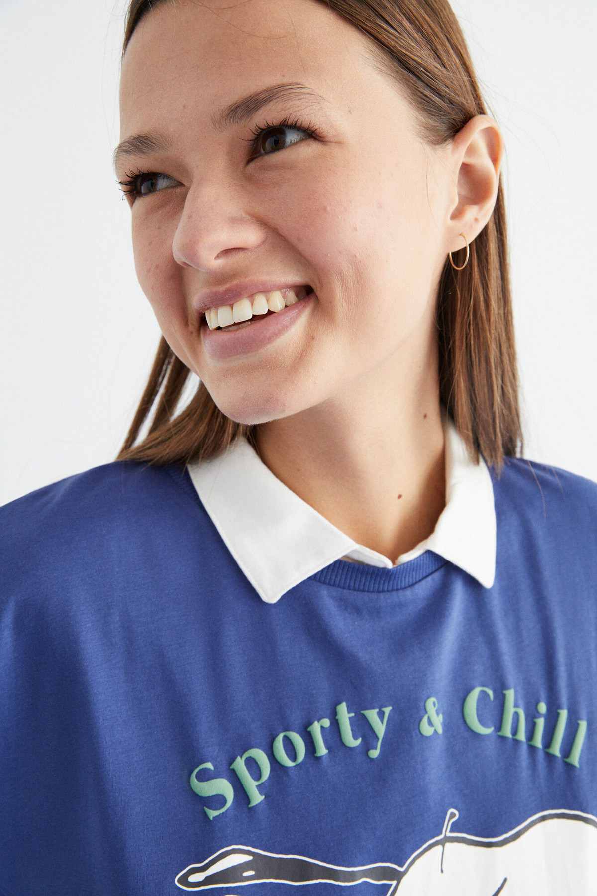 Women'secret girls' blue T-shirt close-up with white collar and 'Sporty & Chili' text