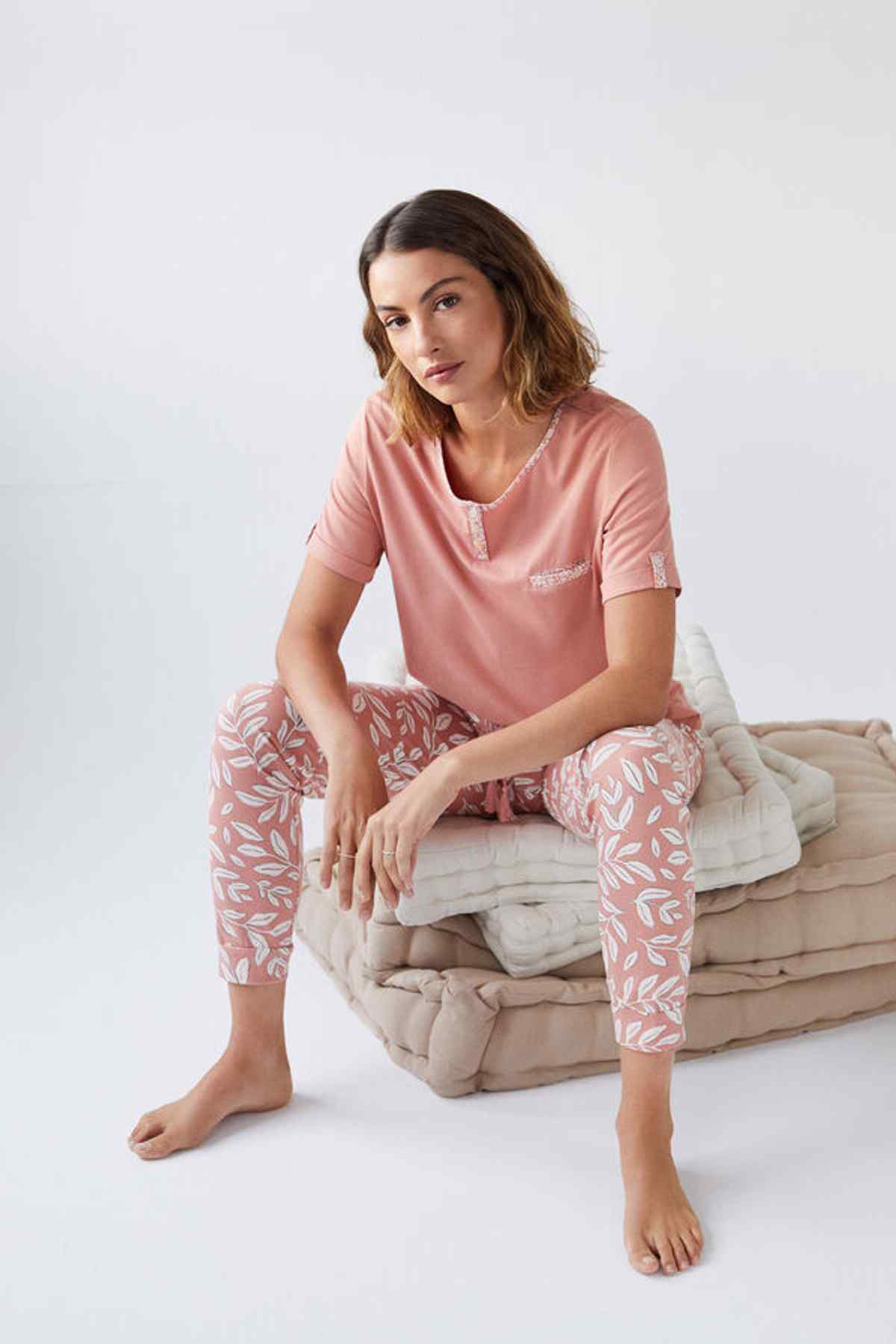 Women'secret pink pajama outfit: short-sleeve top with leaf-print pants