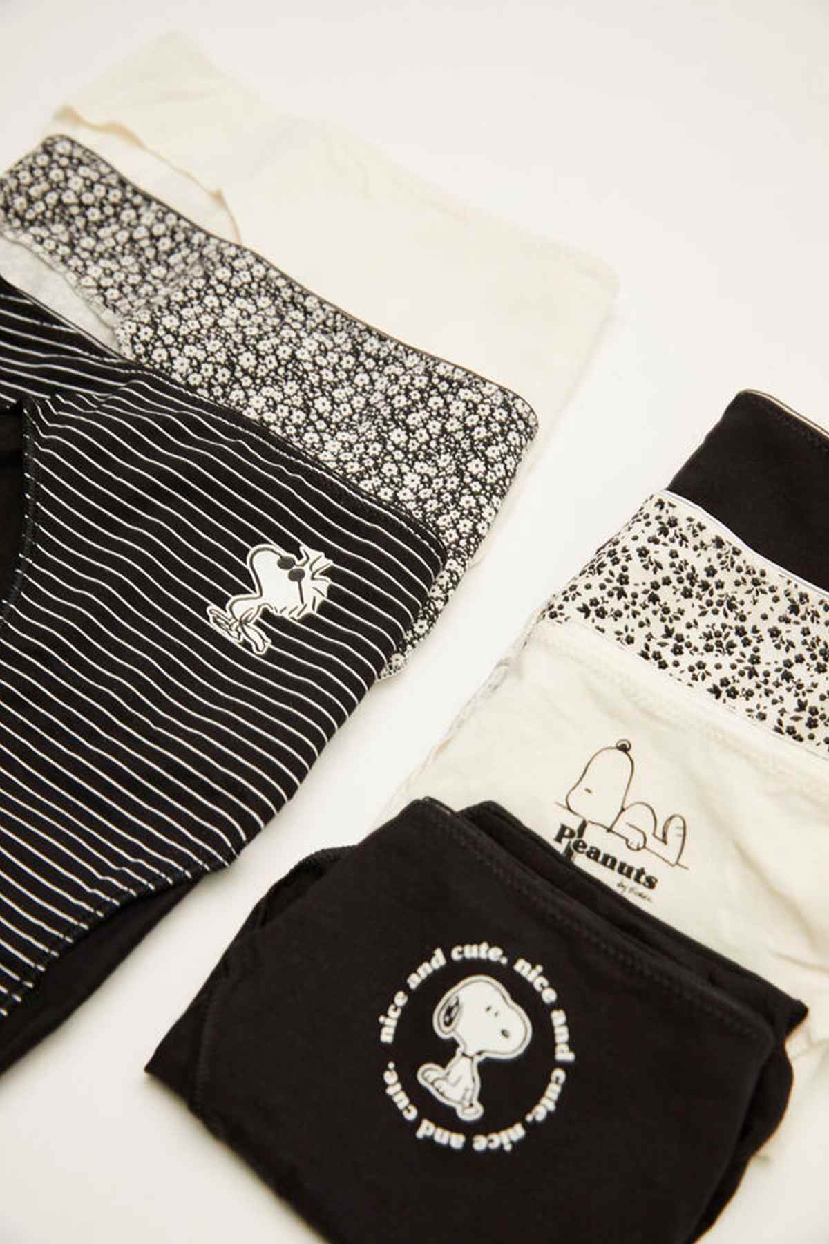 Women’secret folded briefs set in black and cream prints, incl. Peanuts graphic