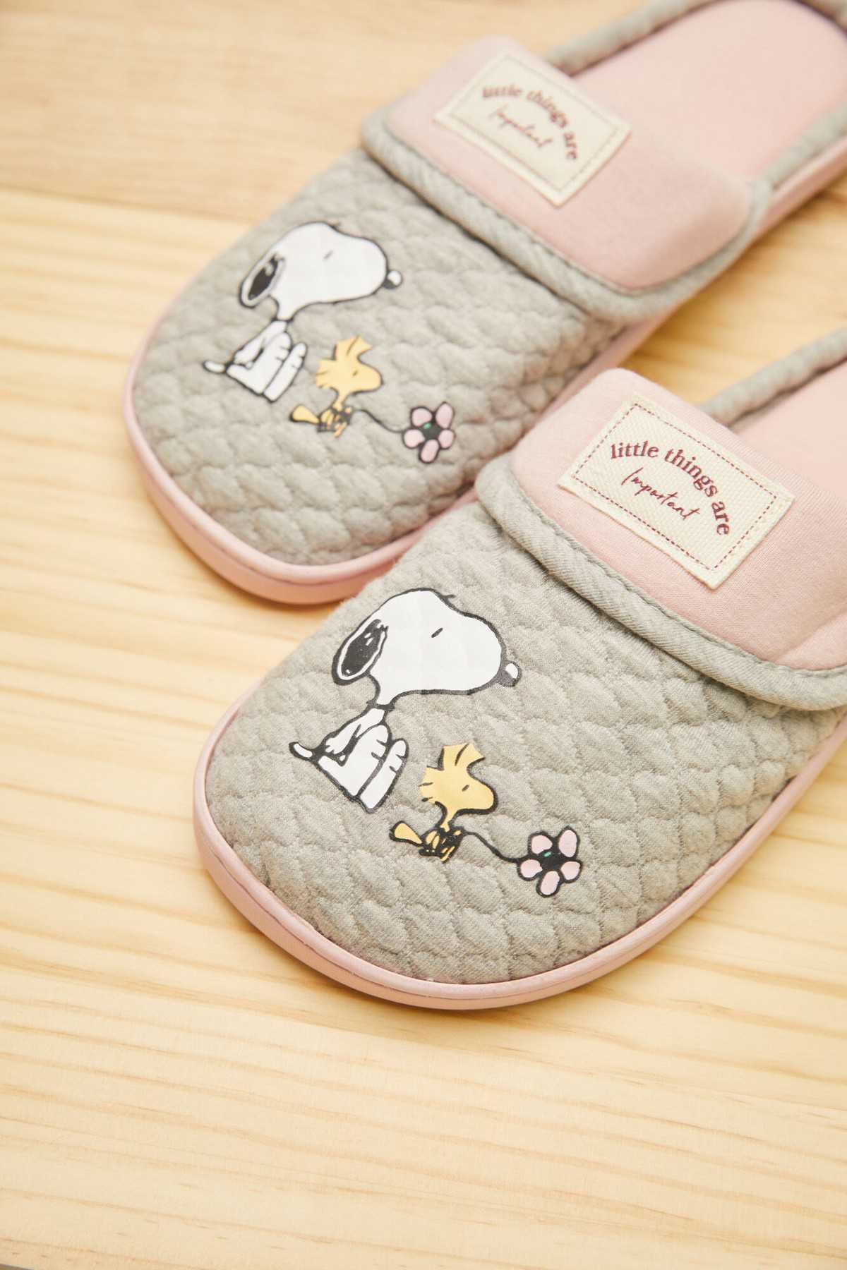 Women'secret ivory quilted slippers with Snoopy graphic on upper and pink collar