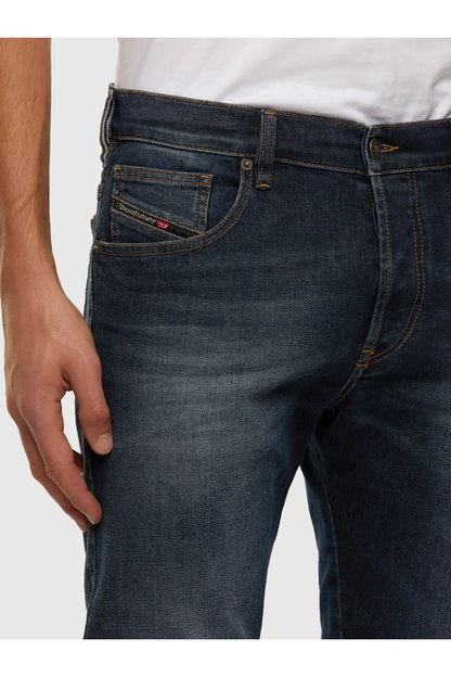 Dark blue denim jeans with coin pocket and contrast topstitching