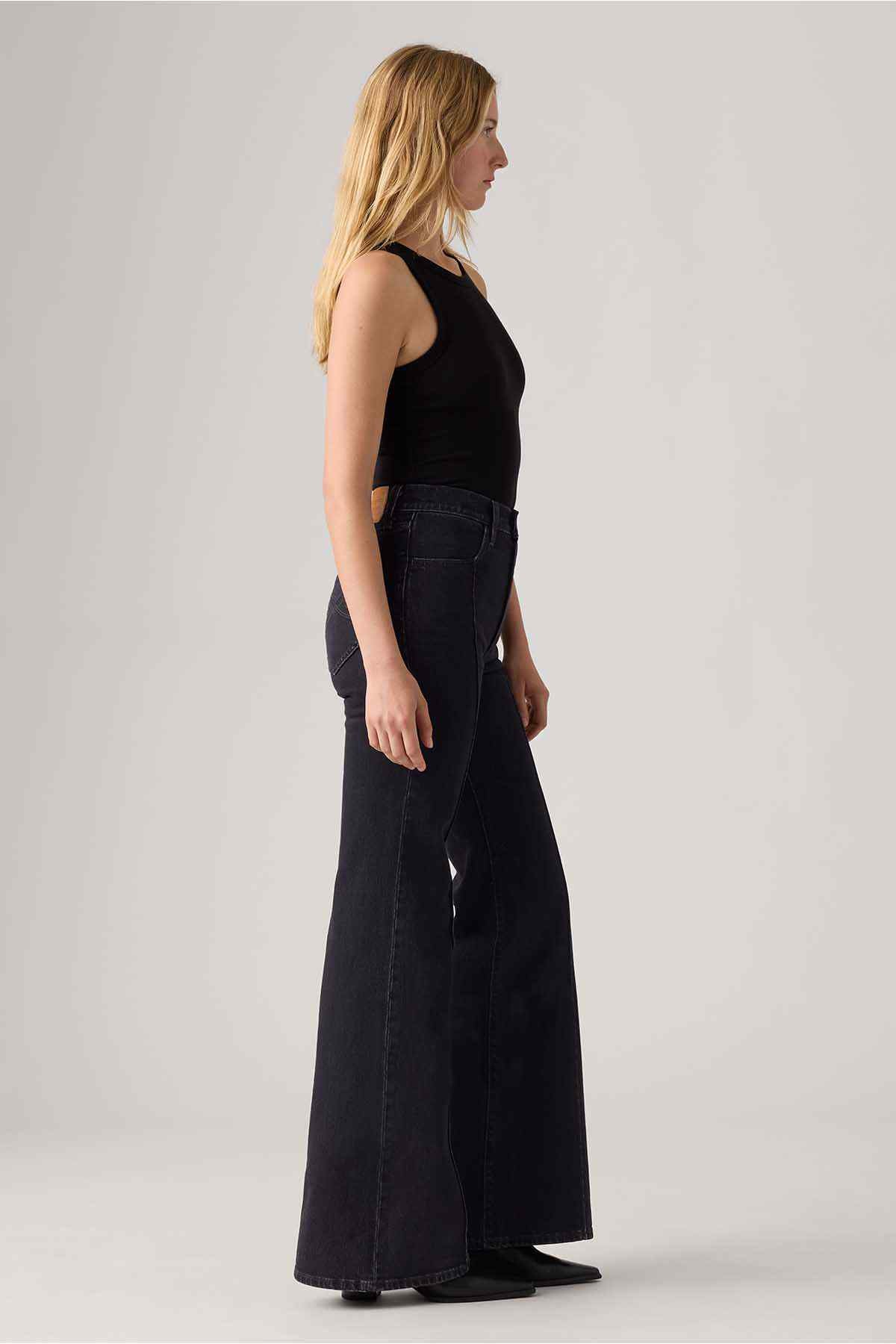 Women's black wide-leg jeans with visible side seam, belt loops and front zip fly