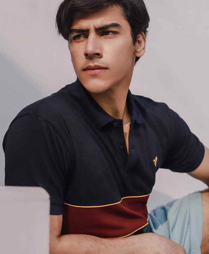 Fitted polo shirt with buttoned collar, dark navy short sleeves, red and green stripe