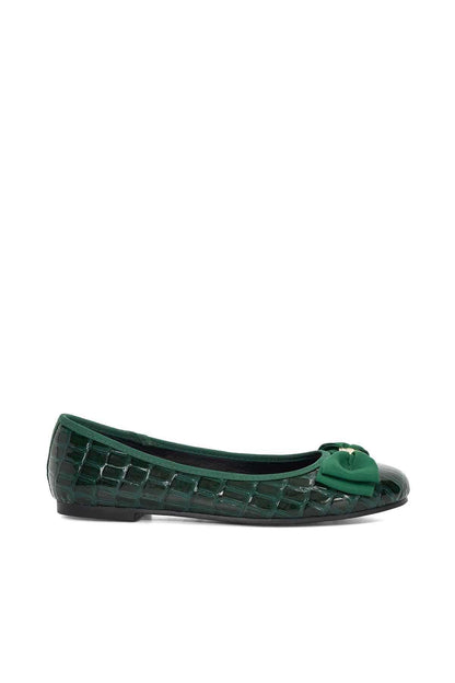 Green crocodile-embossed ballet flats, side profile with bow and flat sole.
