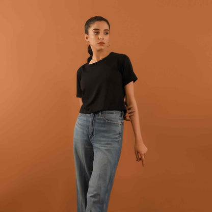Black cropped T-shirt with short sleeves and light-wash wide-leg jeans