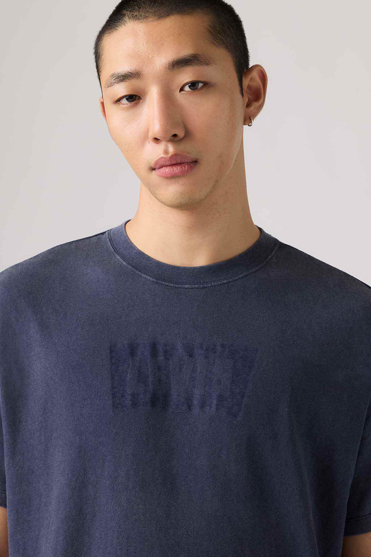 Levi's men's dark blue T-shirt close-up of front logo