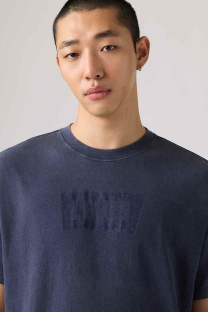 Levi's men's dark blue T-shirt close-up of front logo