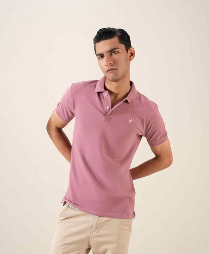 Fitted mauve pink polo shirt with short sleeves, button collar, side profile