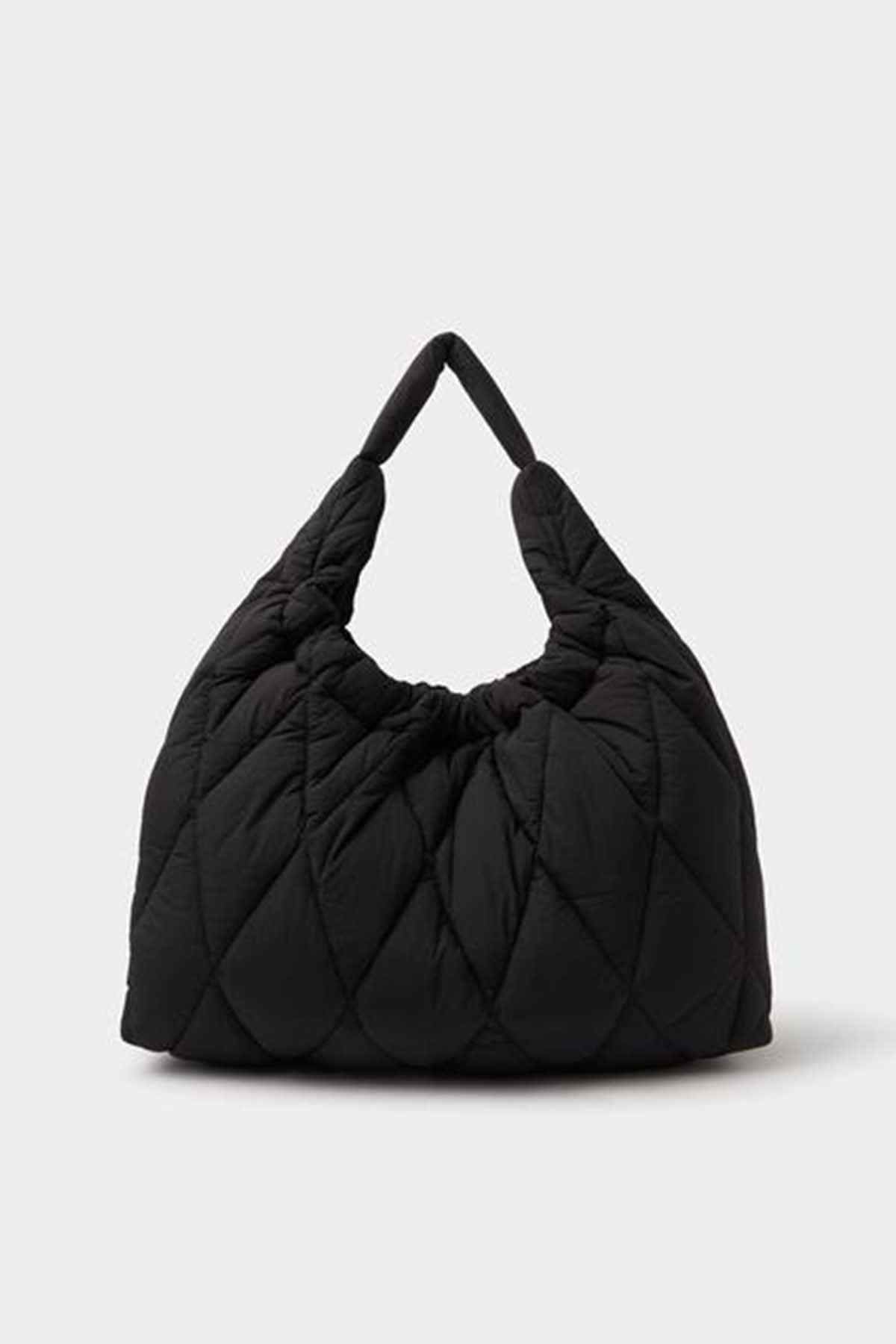 Black quilted shoulder bag with curved shape and ruched drawstring top