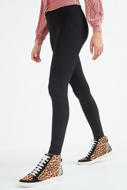 Black ankle-length slim leggings with smooth stretch fabric