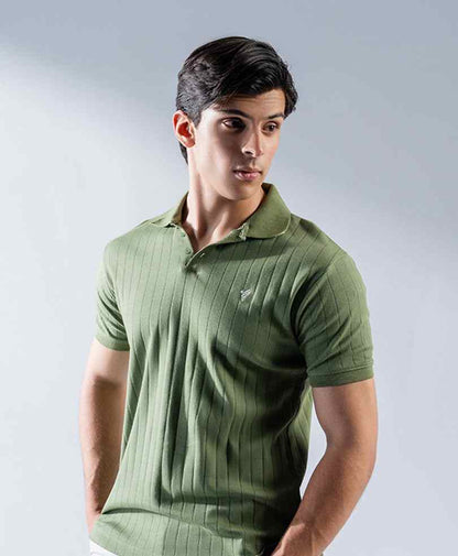Fitted green ribbed polo shirt with buttoned collar and short sleeves