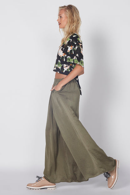 Printed short-sleeve crop top and olive wide-leg skirt, side view