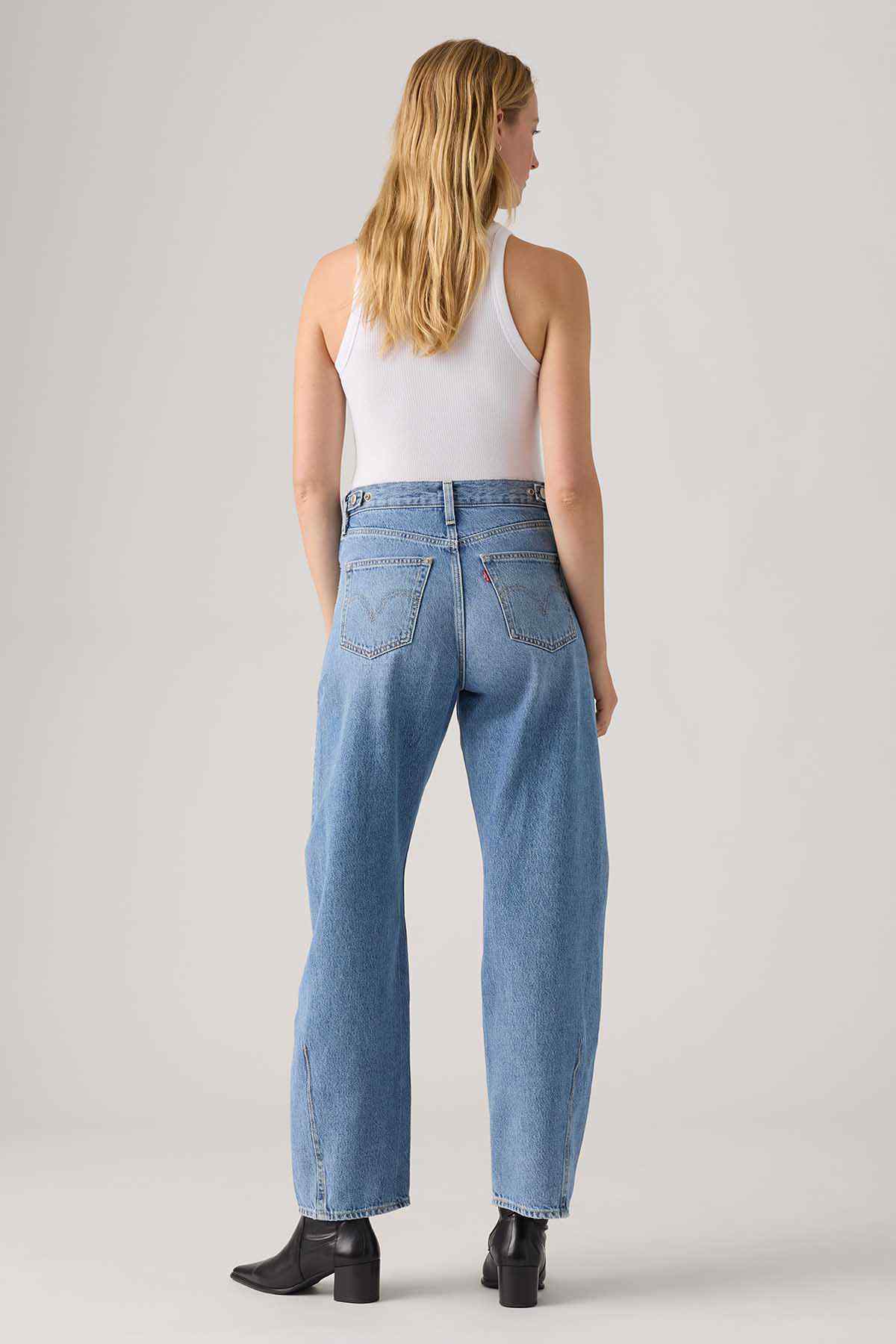 Light-wash wide-leg denim jeans with rear yoke and back pockets