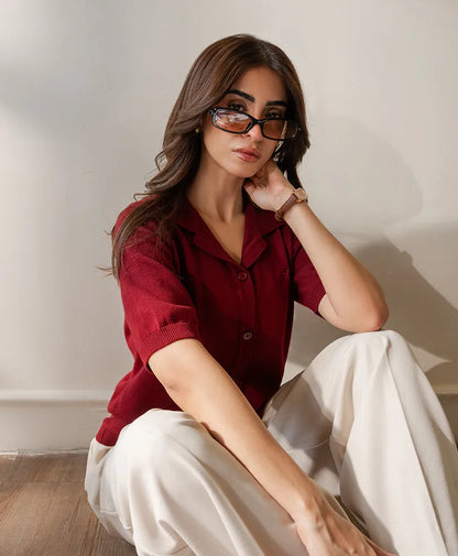 Fitted burgundy collared short-sleeve button-up shirt with rolled sleeves and placket