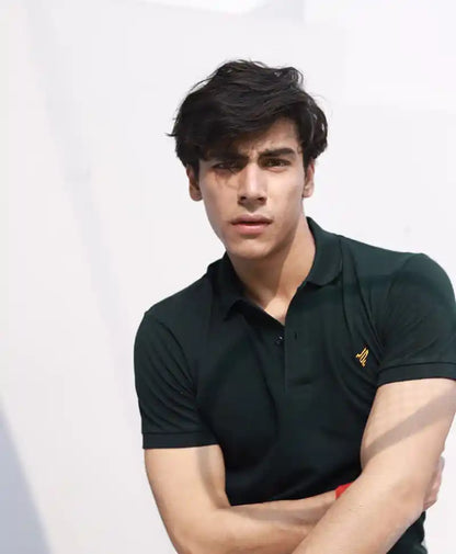 Fitted dark green polo shirt with short sleeves, buttoned collar, chest logo