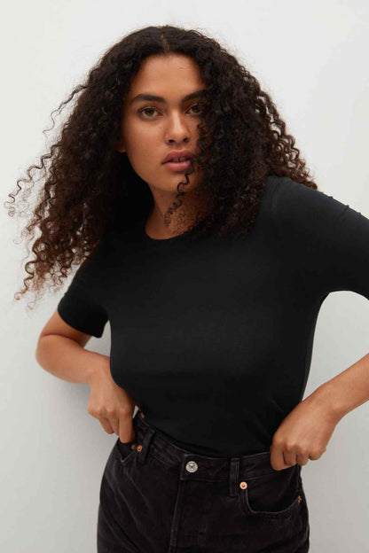Black crewneck short-sleeve T-shirt, fitted silhouette