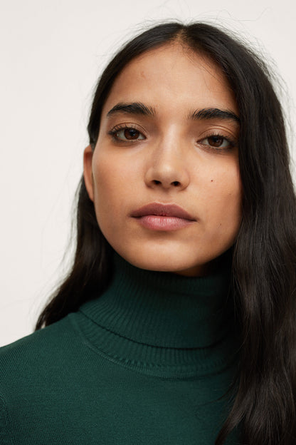 Emerald green short-sleeve turtleneck knit top with high neck