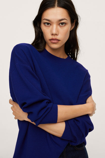 Blue crewneck sweatshirt with three-quarter sleeves and relaxed fit, cuffs at wrists