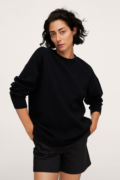 MANGO black crewneck sweatshirt with long sleeves and black shorts