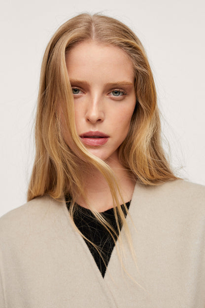 Ecru belted jacket with V-neck and open front, close-up of collar