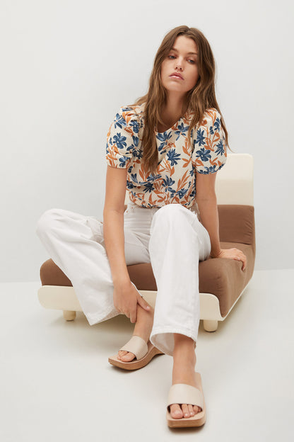 Ecru floral short-sleeve blouse with gathered waist and round neckline
