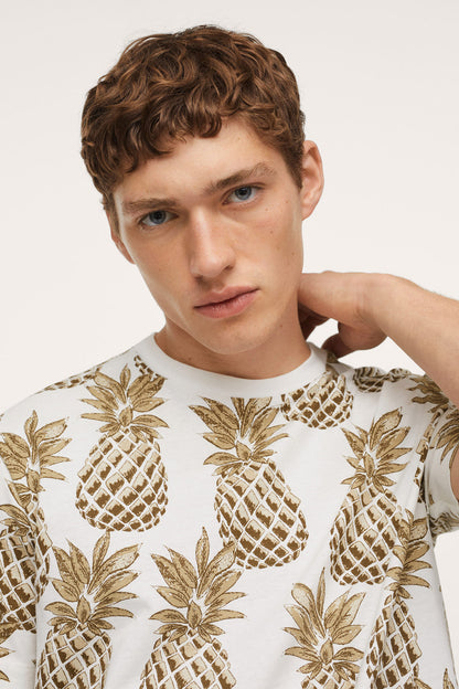 Beige pineapple print short-sleeve T-shirt neckline close-up