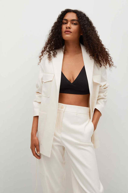 Ecru cropped trousers with front pockets and pleated detail